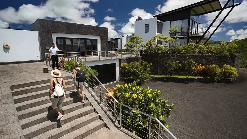 Guests arriving at Pikaia Lodge entrance